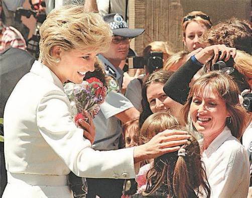 Prinzessin Diana zog Menschen auf der ganzen Welt in ihren Bann und wurde bald nach ihrer Hochzeit mit Prinz Charles zur „Königin der Herzen“ ernannt.