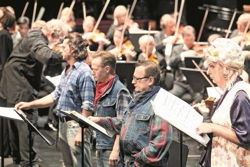 Riesenspaß beim Festspielkonzert: HK („Nali“) Gruber mit Wiener Symphonikern und Solisten. Foto: BF/Mathis