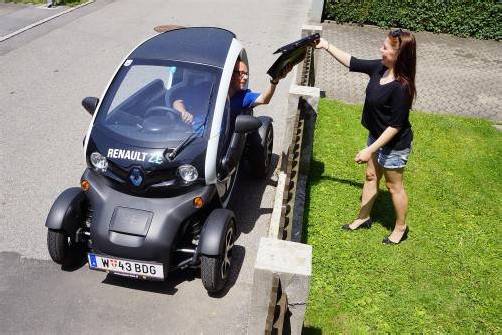 Schmal ist er. So schmal, dass vergessene Aktentaschen über den Gartenzaun gereicht werden. Wie lieb! Fotos: VN/Hartinger