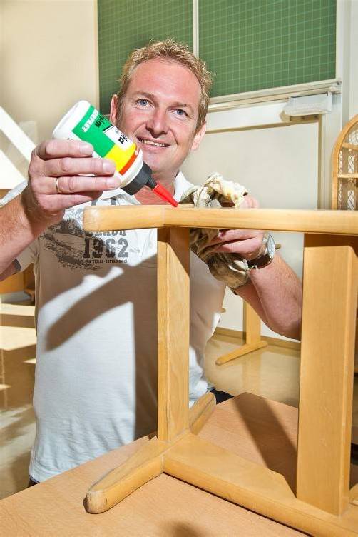 Schulwart Heinz Fladenhofer repariert über die Sommerferien auch die kaputten Stühle. Foto: vn/steurer