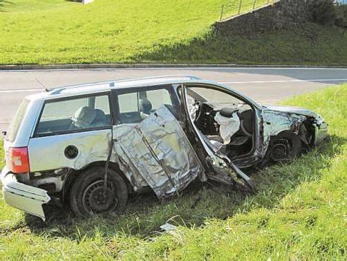Schwerst betrunken krachte der Lenker mit seinem Wagen gegen das Brückengeländer. Wäre er durchgebrochen, hätte das fatale Folgen gehabt.
