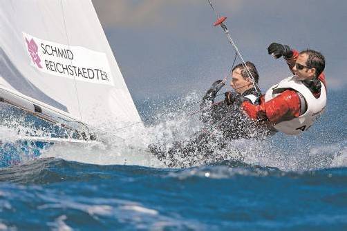 Segelt auf Medaillenkurs: Das 470er-Boot mit Matthias Schmid und Florian Reichstädter. Foto: apa