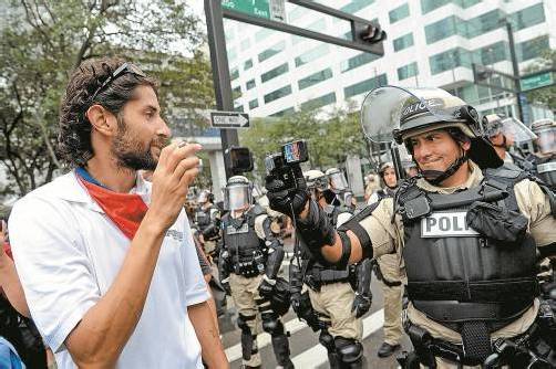 Sowohl Demonstranten als auch Polizisten zeichneten auf, wie Romney-Gegner die Straßen in Tampa blockierten. Foto: EPA