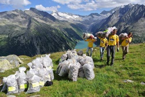 Starten morgen zu einer Aufräumaktion am Fuße des Piz Buin: Mitglieder des Alpenschutzvereins. Foto: Alpenschutzverein
