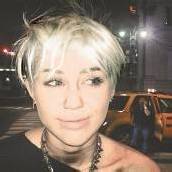 Miley Cyrus mit Rocker-Frisur