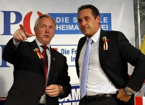 Strache, rechts im Bild mit Landeshauptmann Gerhard Dörfler, unterstützt die FPK im Pokerspiel um Neuwahlen in Kärnten. dapd