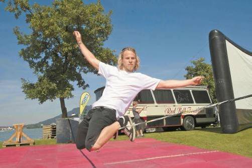Surf-Profi Mike Mayer zeigt, dass er auf der Slackline durchaus einiges zu bieten hat. Foto: Paulitsch