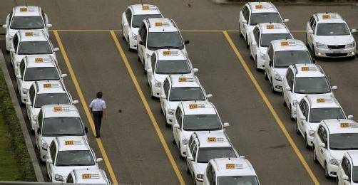 Taxischlange am Zürcher Flug­hafen. Foto: Reuters
