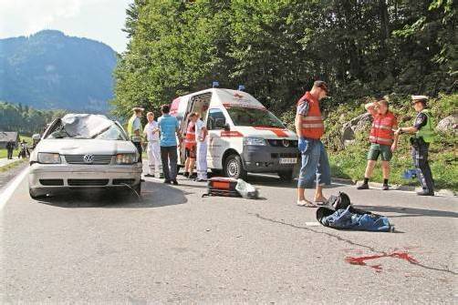 Tödlicher Unfall in Reuthe: Ein deutscher Motorradfahrer prallte mit voller Wucht gegen die Windschutzscheibe eines Pkw. Foto: VOL