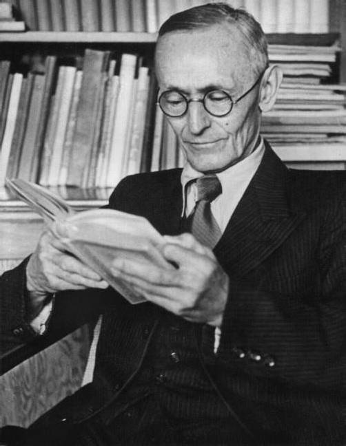 Undatierte Aufnahme des deutschen Schriftstellers Hermann Hesse bei der Lektüre in seinem Arbeitzimmer in Montagnola. Hesse wurde am 2. Juli 1877 in Calw/Württemberg geboren und verstarb am 9. August 1962 in Montagnola/Schweiz. 1946 wurde er mit dem Nobelpreis für Literatur ausgezeichnet.(Nur s/w, zu dpa Themenpaket "Herrmann Hesse: Von Lesern geliebt - von der Wissenschaft missachtet" vom 24.06.2002)