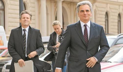 Unter Druck: Bundeskanzler Werner Faymann (r.) und Staatssekretär Josef Ostermayer. Foto: APA