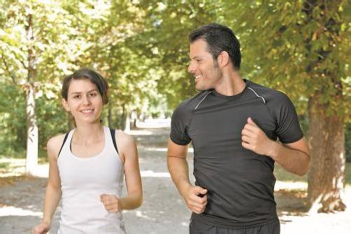 Wer sich allein nur schwer motivieren kann, sollte sich einen Trainingspartner suchen. Fotolia