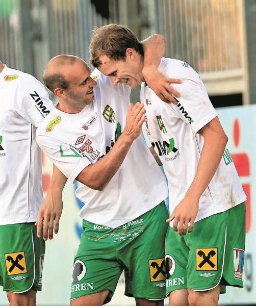 Zwei der drei Lustenauer Torschützen, Harald Dürr (links) und Jan Zwischenbrugger, jubeln über den vierten Saisonsieg. Foto: gepa
