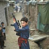 Mit Spielzeugwaffe zum Fastenbrechen in Pakistan