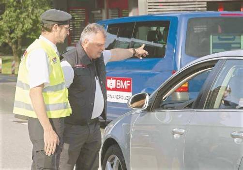 „Grüß Gott, Finanzpolizei“: Seit Juni werden in Vorarlberg verstärkt Fahrzeuge mit ausländischen Kennzeichen ins Visier genommen. Fotos: VN/ Roland Paulitsch