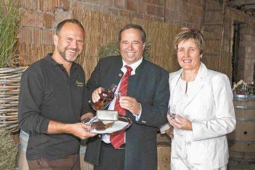 „Schokolade und Whisky“ von den Gastgebern: Chocolatier Rainer Troy (l.) mit Walter Pfanner und Marie-Luise Dietrich. FotoS: FRANC