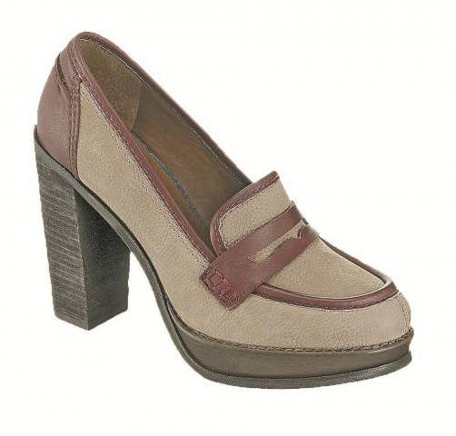 ￼ College-Pumps in Braun- und Rottönen um 149 Euro, gesehen bei Marc O’Polo