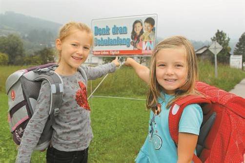 Ab Montag heißt es wieder „Denk dran Schulanfang“ – Lara und Aurelia aus Schwarzach sind zwei der 4717 Vorarlberger Erstklässler in diesem Jahr. Fotos: VN/Hofmeister