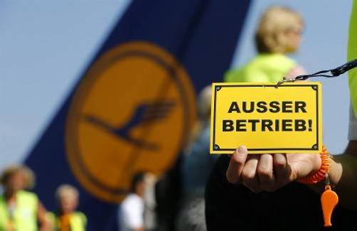 Am Flughafen in Frankfurt versammelte sich die Belegschaft der Lufthansa vor ihrem Bürogebäude zum Streik. Foto: ap