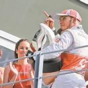 Hamilton jubelt, Vettel ist geknickt