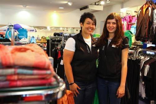 Bianca Schnetzer (l.) engagiert sich gerne für die jungen Lehrlinge. Fotos: VN/Hofmeister