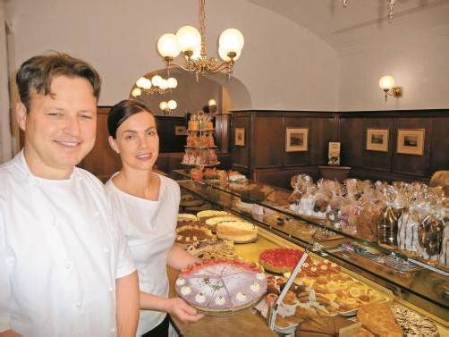 Carmen und Gerhard Götze im Schlaraffenland für Naschkatzen. Fotos: marlene matt