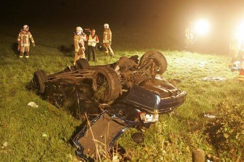 Aus unbekannter Ursache prallte der Pkw gegen einen Baum. vol.at