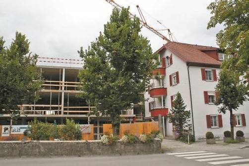 Das neue Nenzinger Sozialzentrum ist schon gehörig in die Höhe gewachsen. Foto: EM