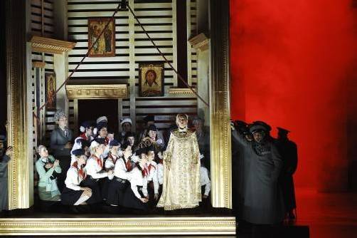 David Pountneys Zürcher Inszenierung von Borodins „Fürst Igor“ ist nun an der Staatsoper Hamburg gelandet. Foto: Opernhaus