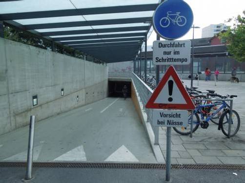 Der Belag in der Radunterführung soll in Kürze aufgeraut werden. Foto: cth