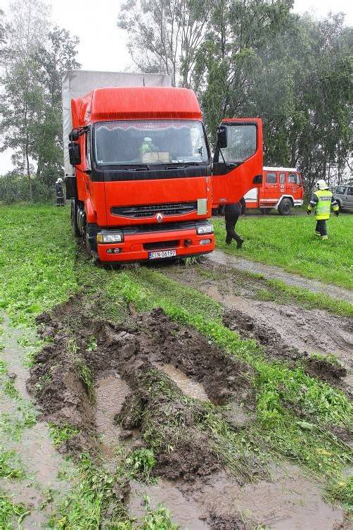 Der Lkw war auf einem Feldweg eingesunken. vn/hofmeister