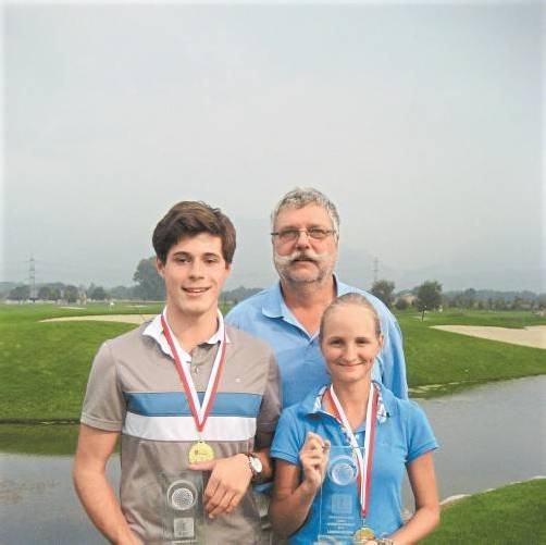 Der stolze VGV-Sportwart Jürgen Heinritz mit den beiden neuen Jugend-Champions Katharina Humml und Nikolas Natter. Foto: vgv