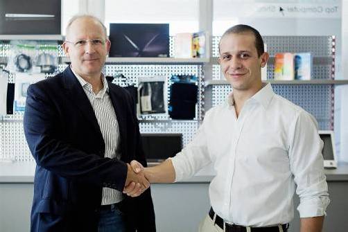 Hofften auf eine fruchtbare Zusammenarbeit: die beiden Geschäftsführer Walter Rhomberg (l.) und Patrick Lais. Foto: pzwei