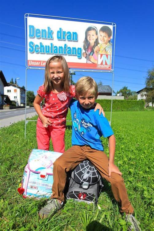Die VN stellten in den vergangenen Tagen wieder über 150 „Denk dran – Schulanfang“-Tafeln auf. Foto: hartinger