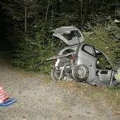 Mit Mopedauto von Straße abgekommen