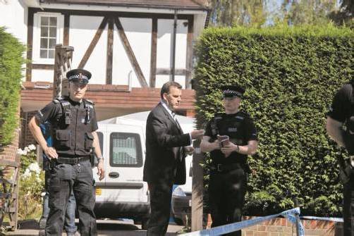Die britische Polizei sucht im Haus der Familie nach Hinweisen. Das Motiv für den Vierfachmord ist immer noch unklar. Fotos: EPA