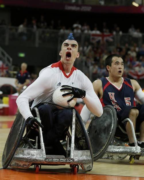 Englands David Anthony (links) freut sich über einen Treffer beim Basketball-Spiel gegen die USA. Foto: epa