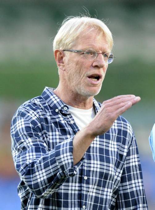 Er war ein außergewöhnlich großes Talent. Ich erinnere mich an ein Spiel in Oberwart. Ich rief ihm zu: Peter, lass dich nicht aufhalten. Und wirklich: Er lief von der Mittellinie los und machte das Tor.  
 Edi Stöhr, Ex-Trainer