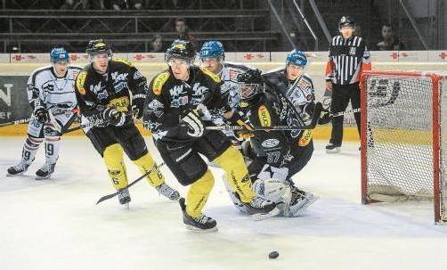 Es ist so weit: Heute Abend bringen die Dornbirn Bulldogs nach acht Jahren Abstinenz das erstklassige Eishockey ins Ländle zurück. Die Verteidiger Jonathan D’Aversa (l.) und Olivier Magnan und Goalie Patrick DesRochers sind heiß auf den ersten Gegner – der Favorit im Messestadion ist aber sicher das neuformierte Team des Villacher SV. Foto: GEPA pictures/ Oliver Lerch