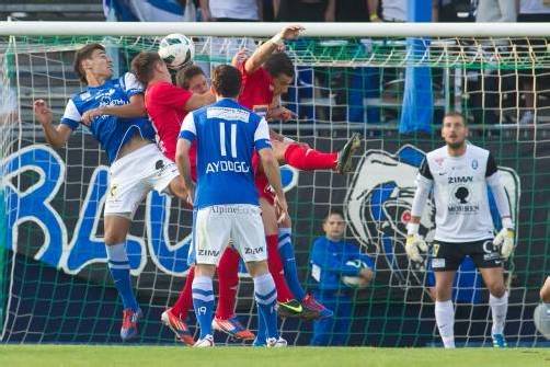 Für einmal herrscht dicke Luft im Lustenauer Strafraum, auch wenn Torhüter Andreas Lukse (r.) noch recht ruhig wirkt. Foto: Steurer