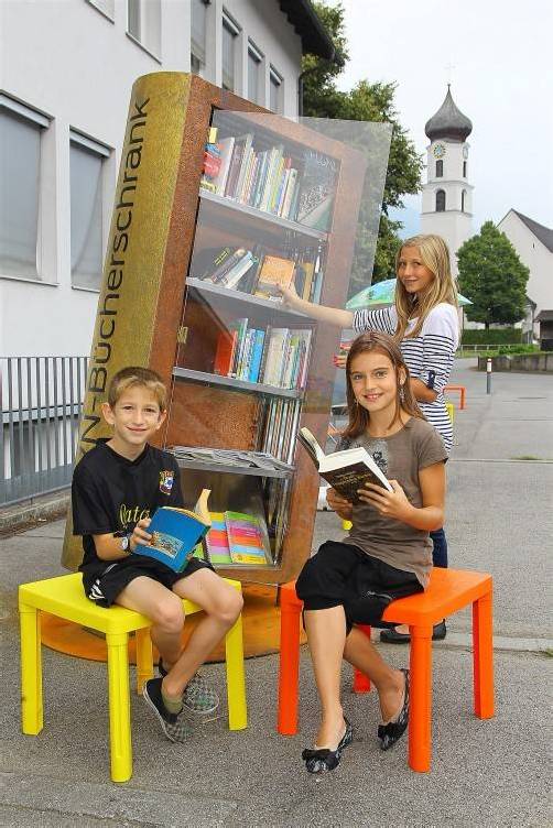Luca (9), Jenny Lorraine (11) und Nina (12) haben sich aus dem Bücherschrank den Sommer über fleißig bedient. Fotos: VN/Hofmeister