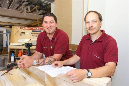 Lukas Mähr (l.) und Friedrich Latzer sind für die Ausbildung der Lehrlinge verantwortlich. Fotos: VN/Hofmeister
