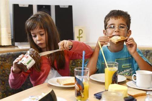 Mahlzeit! Das Frühstück schmeckt Linda und David auch vor ihrem ersten offiziellen Schultag.