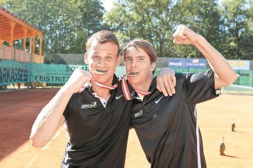 Martin Fischer (r.) feiert mit seinem Gleisdorf-Teamkollegen Herbert Jerich jr. den Meistertitel. Foto: TCG