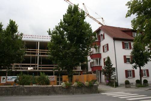 Neben dem Altbau entsteht in Nenzing ein neues Sozialzentrum. em