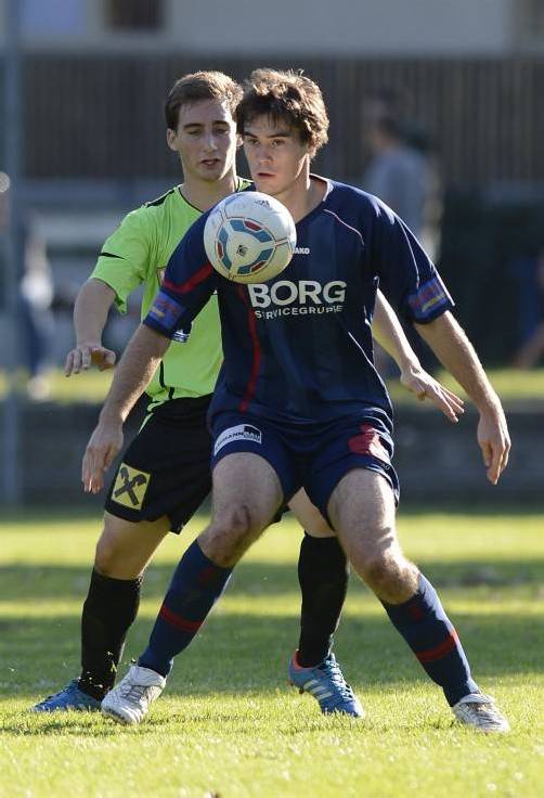 Nenzings Goldtorschütze Sandro Decet (im Vordergrund) im Duell um den Ball mit dem Fußacher Fabian Hämmerle. Foto: VN/Stiplovsek