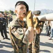 Schweizer gehen auf Distanz zur Wehrpflicht