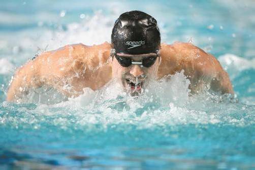 Schwimmen ist gesund – aber bei tiefen Temperaturen auch mit Gefahren verbunden. Foto: GEPA