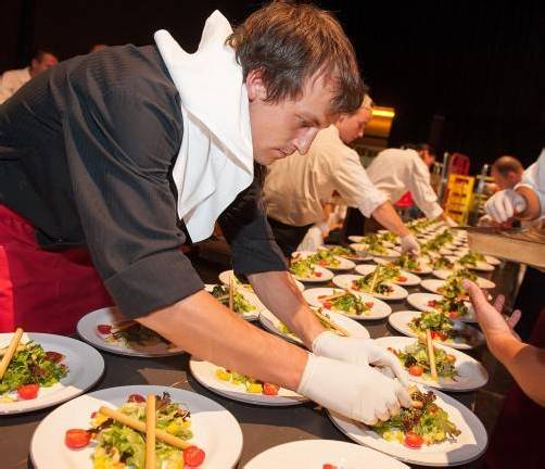 Servierte Festmenü: das Team von Zoltan Toth (eventTZ Hospitality).
