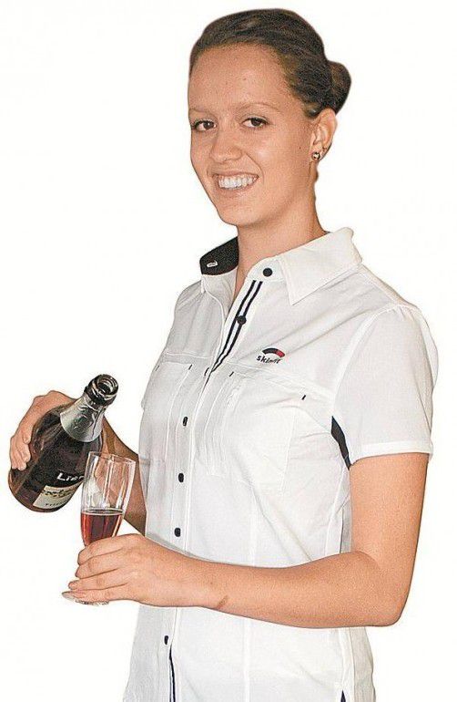Servierte den Gästen Aperos: Stefanie Koller.